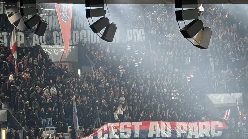 Ligue des champions : des supporters du PSG affichent leur soutien à la RDC