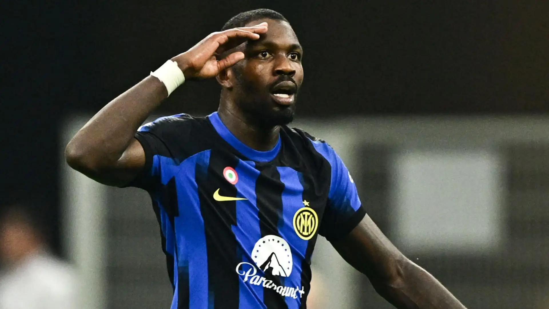 Marcus Thuram hilare face à un sosie de Lautaro Martínez