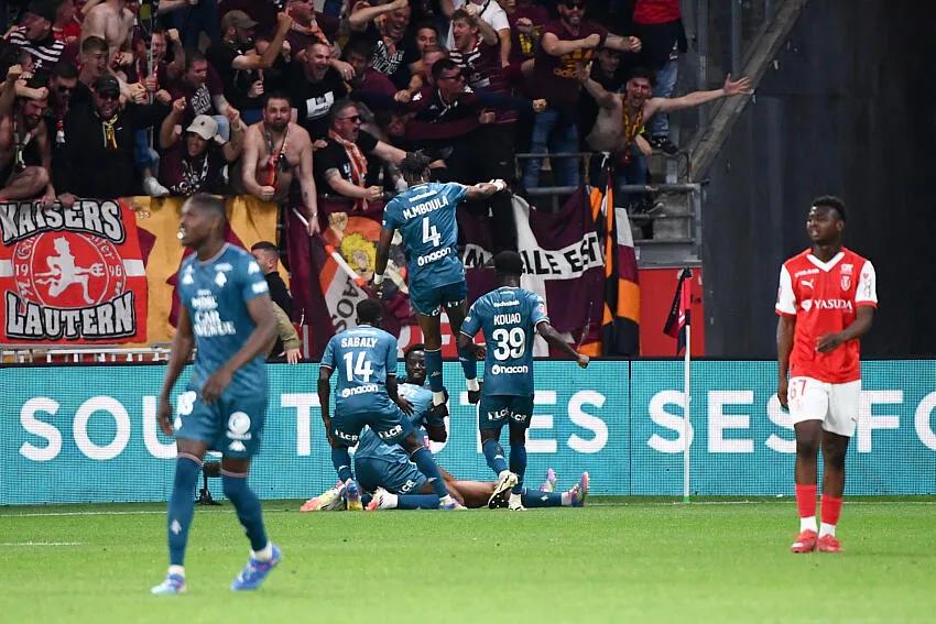 Metz terrasse Reims et retrouve la Ligue 1 !
