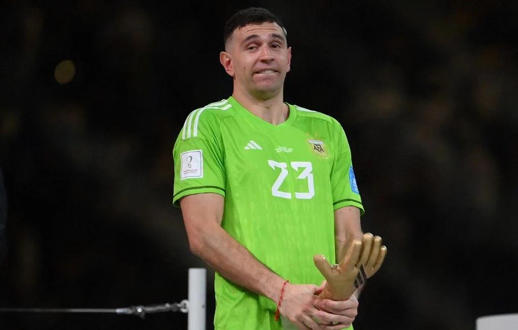 Mercato Premier League : Chelsea Entre dans la Course pour Emiliano Martinez