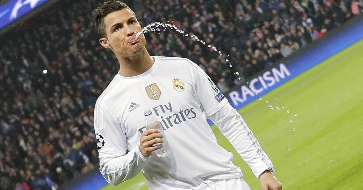 Pourquoi les footballeurs recrachent l’eau sur le terrain ?